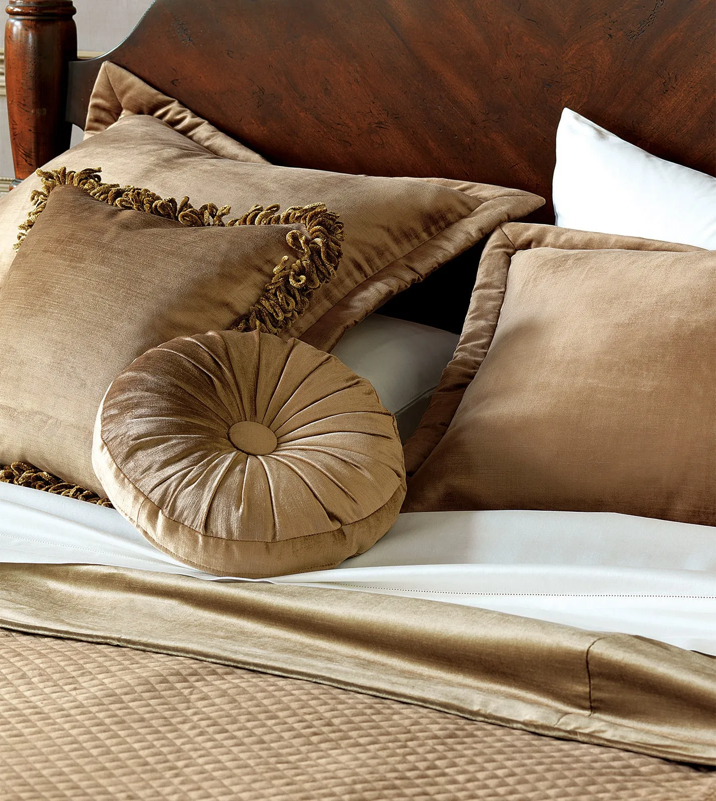 Lars Velvet Standard Sham 20x27 in Gold